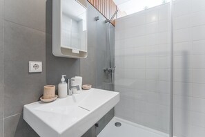 Douche, sèche-cheveux, serviettes fournies