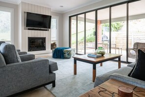 Smart TV, chimenea, libros y oficina 