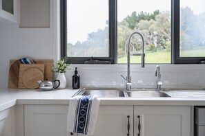 冷蔵庫、電子レンジ、オーブン、コンロ