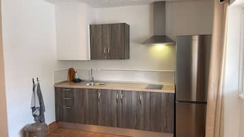 Frigorifero, microonde, piano cottura, bollitore elettrico