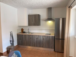 Frigorífico, microondas, placa de cocina y hervidor eléctrico