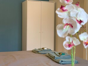 1 dormitorio, cuna de viaje, wifi gratis y ropa de cama