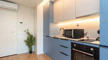 Kühlschrank, Mikrowelle, Ofen, Wasserkocher mit Kaffee-/Teezubehör