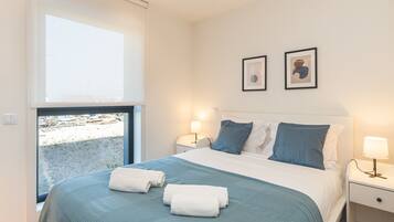 Iron/ironing board, bed sheets