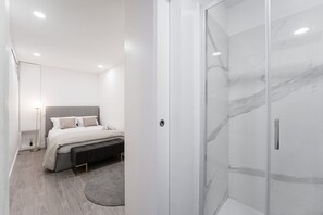 3 habitaciones, escritorio, tabla de planchar con plancha y internet 