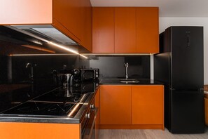 Réfrigérateur, four à micro-ondes, un four, surface de cuisson
