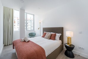3 habitaciones, escritorio, tabla de planchar con plancha y internet 