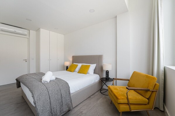 3 chambres, bureau, fer et planche à repasser, accès à Internet
