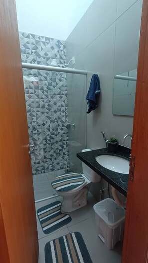 Douche, serviettes fournies, savon, shampoing