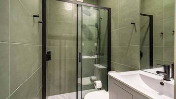 Suihku, hiustenkuivaaja, pyyhkeet, saippua