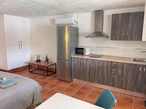 Frigorífico, microondas, placa de cocina y hervidor eléctrico