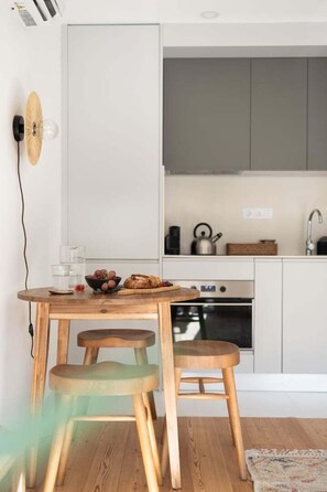 Fridge, oven, dishwasher, coffee/tea maker - GuestReady - A Hidden Oasis in the Center of Porto (Porto)