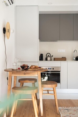 Réfrigérateur, four, lave-vaisselle, cafetière/bouilloire