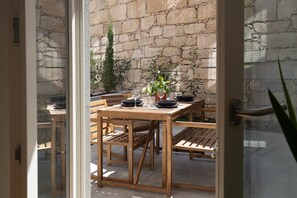 Outdoor dining - GuestReady - A Hidden Oasis in the Center of Porto (Porto)
