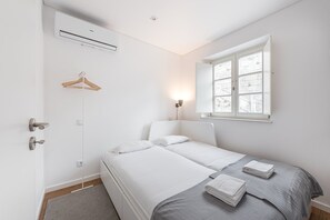 2 slaapkamers, een bureau, een strijkplank/strijkijzer, internet