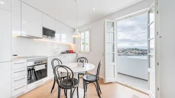 Geladeira, micro-ondas, fogão, cafeteira/chaleira