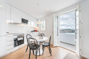 Fridge, microwave, oven, coffee/tea maker - GuestReady - Riverview Douro Balcony (Vila Nova de Gaia)