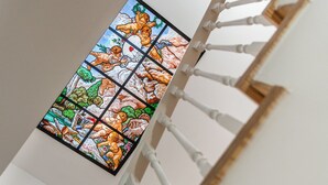 A stained glass window with cherubs and floral designs. - GuestReady - Comendador Sto Ildefonso III (Porto)