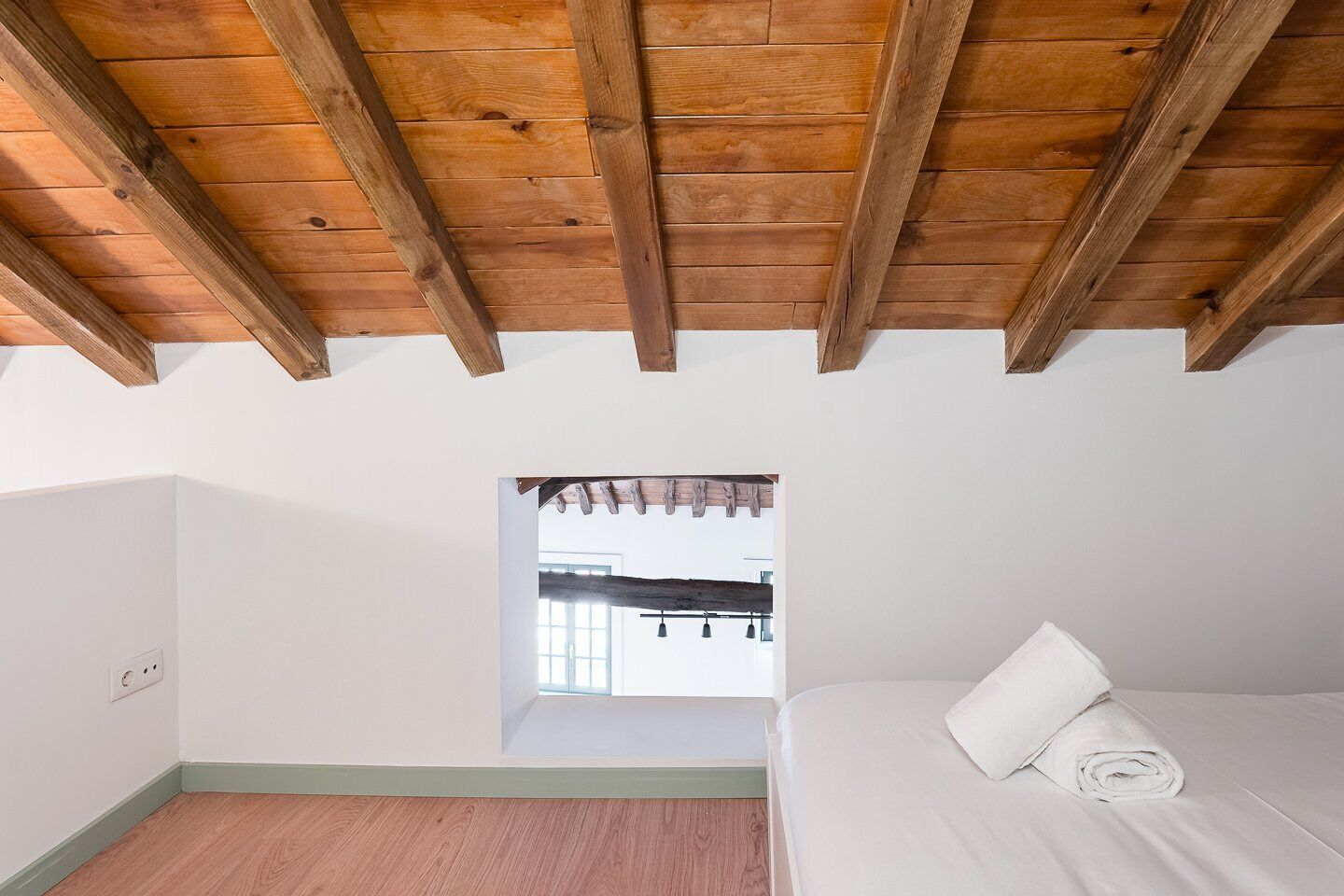 1 habitación, escritorio y tabla de planchar con plancha 