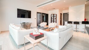 Room - Royal Seaside Retreat w Balcony at the Palm (Dubai)
