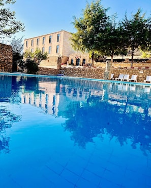 Una piscina al aire libre de temporada