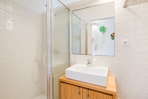 Dusche, Haartrockner, Handtücher, Seife