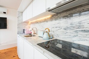 Kjøleskap, mikrobølgeovn, kaffetrakter/tekoker og brødrister