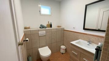 Shower, towels, soap, shampoo