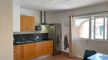 Refrigerador, microondas, parrilla de estufa y tetera eléctrica