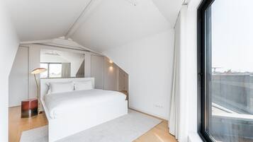 3 bedrooms, desk, WiFi, bed sheets