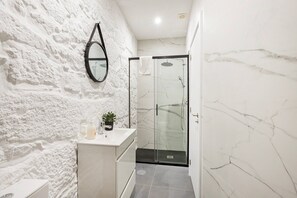 Dusch, hårtork, handdukar och tvål