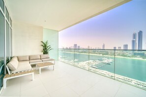 Apartment, Smoking | 3 bedrooms - Beach Access Scenic Balcony in Emaar Beachfront (Dubai)