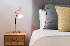 1 slaapkamer, een bureau, een strijkplank/strijkijzer, internet