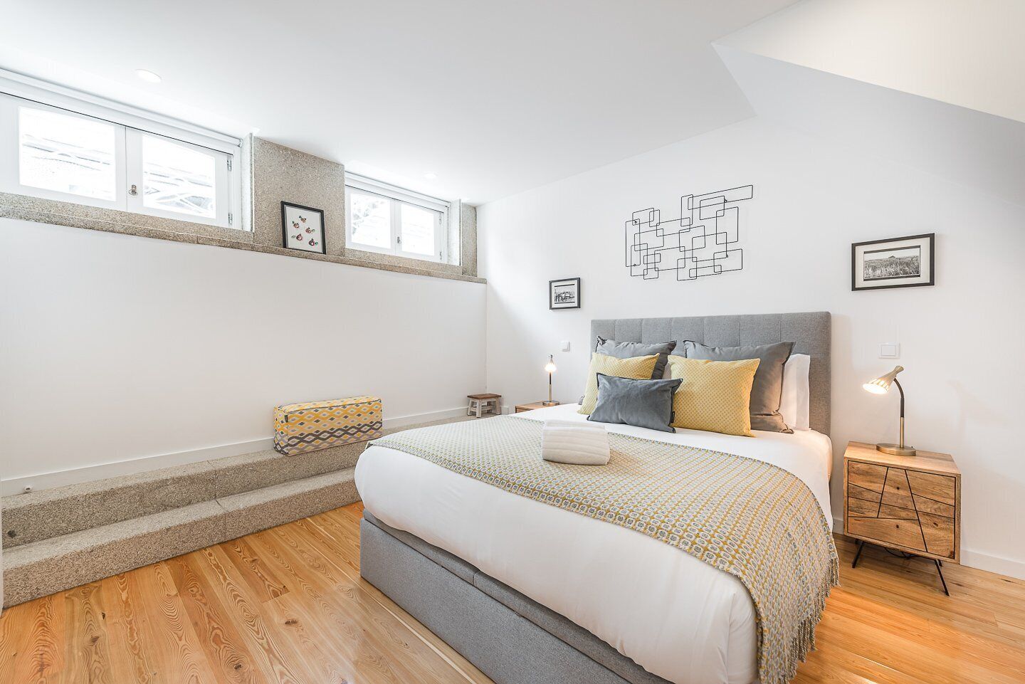 1 dormitorio, escritorio, tabla de planchar con plancha y Internet