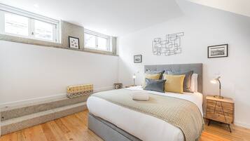 1 dormitorio, escritorio, tabla de planchar con plancha y Internet