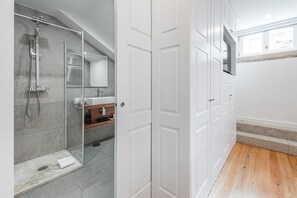 Douche, sèche-cheveux, serviettes fournies