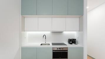 Refrigerador, horno, lavavajillas y cafetera y tetera