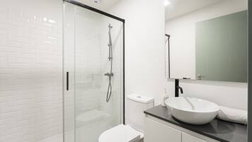 Een douche, een haardroger, handdoeken