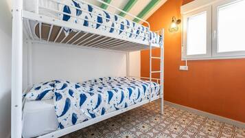2 habitaciones, cuna de viaje, wifi gratis y ropa de cama