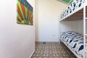 2 bedrooms, travel cot, free WiFi, bed sheets