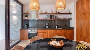 Condo Deluxe | Bếp riêng | Tủ lạnh, lò vi sóng, bếp nấu, lò nướng bánh mì