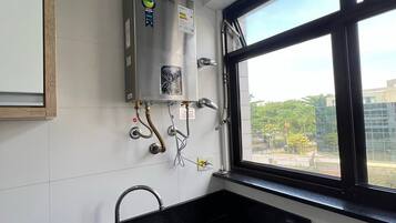 Geladeira, micro-ondas, fogão, liquidificador