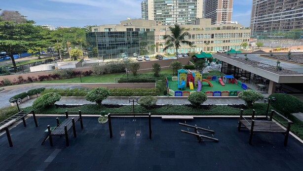 A modern urban park with playgrounds, benches, and a view of high-rise buildings. - LIBERTY PLACE - PARQUE DAS ROSAS (Rio de Janeiro)