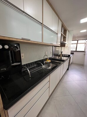 Kühlschrank, Mikrowelle, Ofen, Mixer