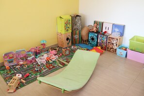 Lasten leikkialue sisätiloissa
