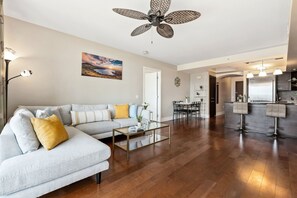 Appartement, 2 slaapkamers | Woonruimte | Een smart-tv