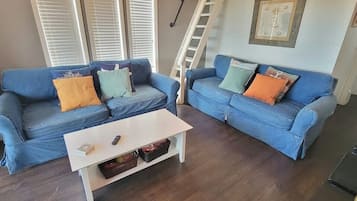 Apartment, 2 Bedrooms | Living area