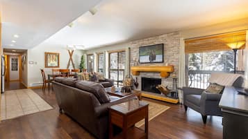 Condo, 2 Bedrooms | Interior
