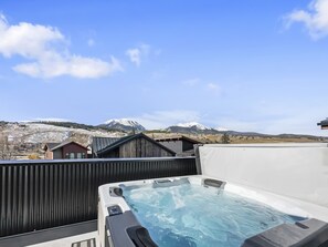 A hot tub on a rooftop with a view of snow-capped mountains in the background. - 541 Center Circle 3br 3.5ba 3 Bedroom Townhouse by RedAwning (Silverthorne)