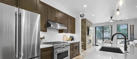 Townhome, 3 Bedrooms | Private kitchen | Fridge, oven, coffee/tea maker, toaster